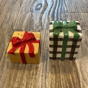 2/20 Hallmark Salt and Pepper set gifts presents 🎁 cute BNIB